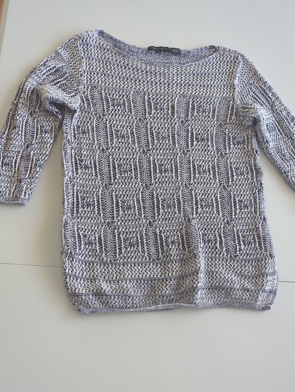 JEANNE PIERRE Gray and White Textured Knit Crewneck Sweater